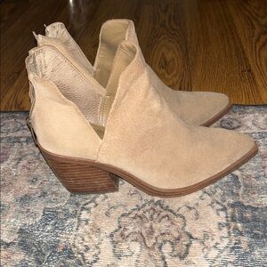 Vince Camuto Beige Suede Ankle Booties Size 6